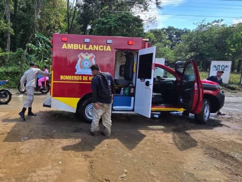 Traslado de los trabajadores heridos.