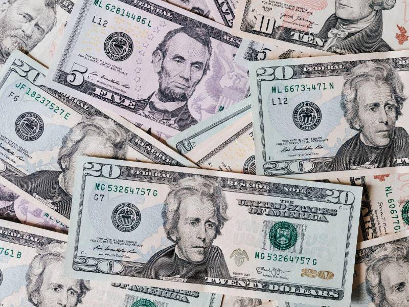 La subasta diaria de divisas busca equilibrar la oferta y la demanda de moneda extranjera en el país.