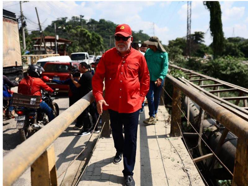 El alcalde Roberto Contreras realizó una inspección en el puente El Barón y anunció la construcción de un vado temporal.