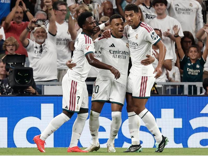 Mbappé sigue imparable y abrió el marcador desde el punto de penal. Foto EFE