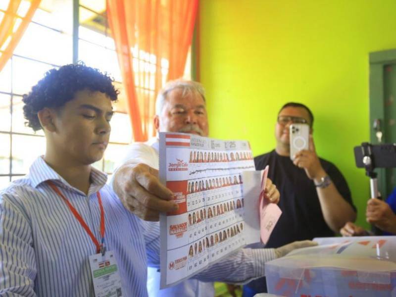 Así votó Roberto Contreras en la Escuela César López Pérez del sector Satélite.