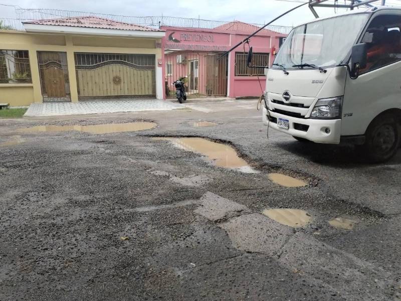 La calle al muelle de cabotaje tiene más de un año de estar en pésimo estado, en algunos tramos está intransitable.