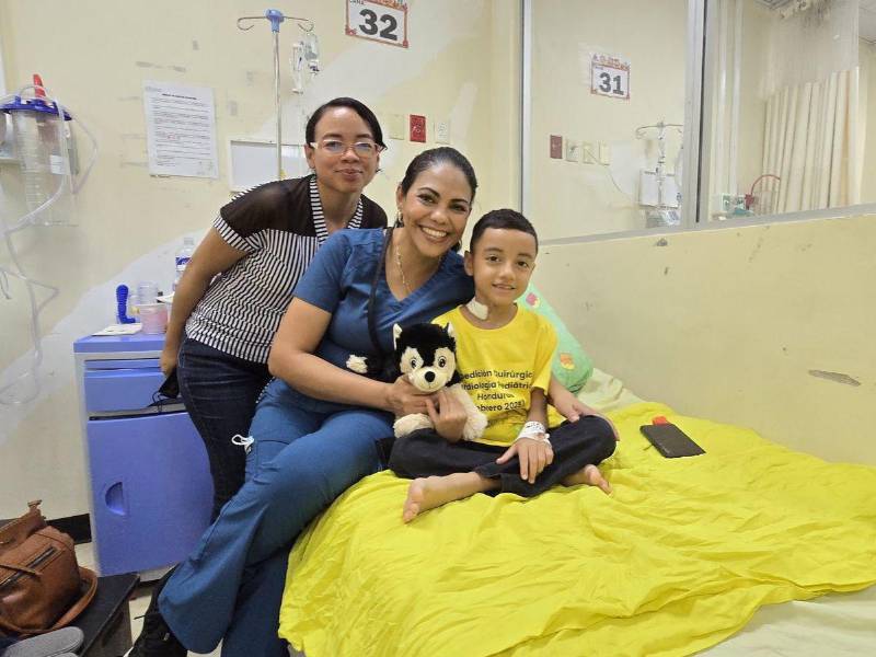 Joseph Ávila, de siete años, y su madre viajaron desde Juticalpa, Olancho para ser intervenido durante la brigada que se realizó en febrero.