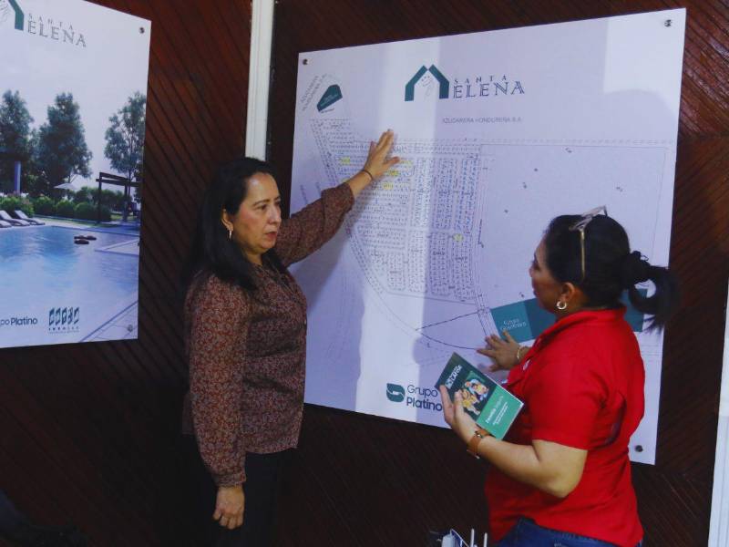 Dunia Leiva, gerente de ventas del proyecto Residencial Santa Elena de INVALLE presentando detalles del proyecto.