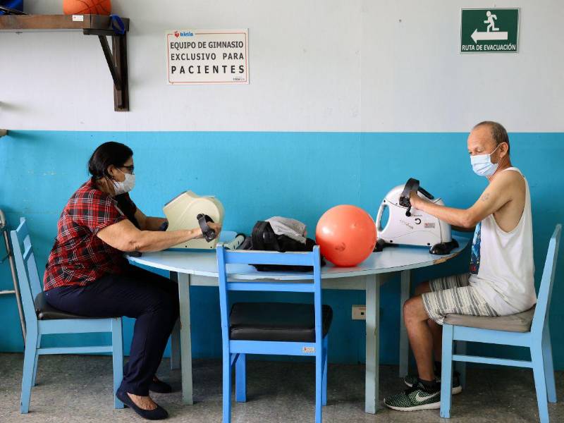 Dos personas acuden a rehabilitación física en Teletón San Pedro Sula.