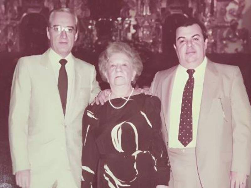 Manuel Villeda Toledo, doña Rosario Sagastume de Ferrari y su hijo José Rafael Ferrari.