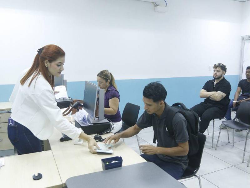 En las oficinas regionales del Instituto Nacional de Migración (INM) de Tegucigalpa, San Pedro Sula y La Ceiba, los pasaportes se entregan el mismo día en que se solicitan.