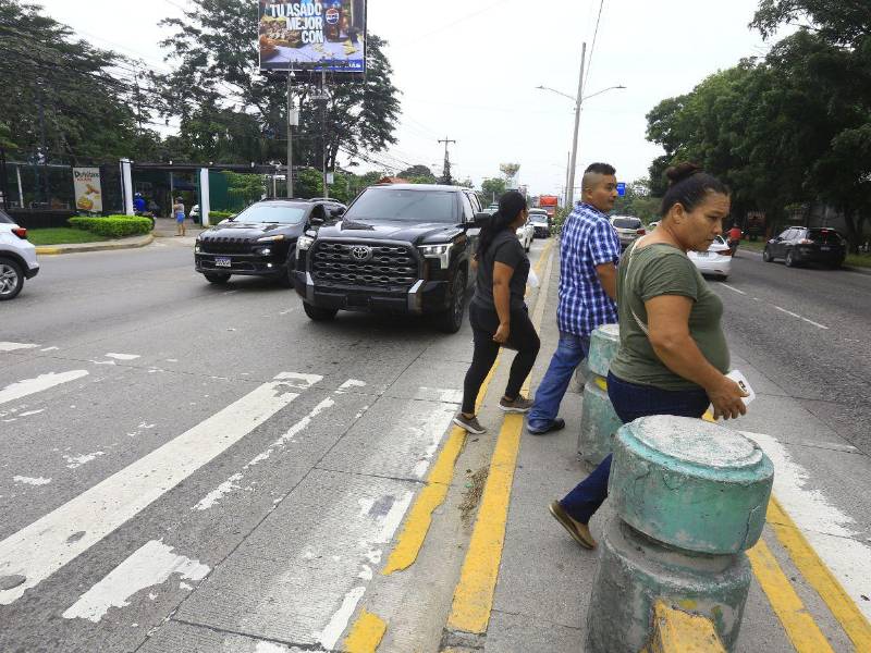 Sampdranos cruzan por el paso peatonal frente a Viveros