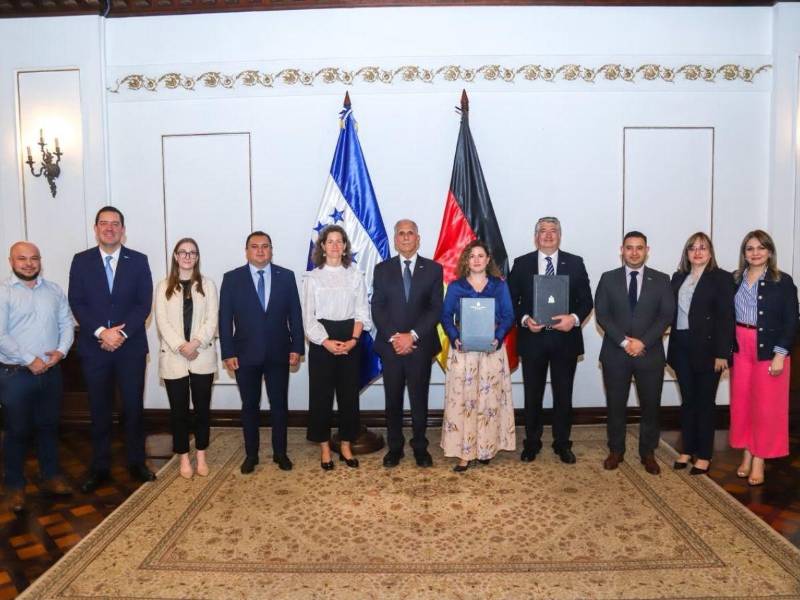 El contrato fue suscrito por Juan Carlos García, ministro de la Presidencia y presidente ad honórem del Consejo Directivo del IP, y Lucía Mausen, gerente de Ventas para Latinoamérica y el Caribe del consorcio alemán Tönnjes. La firma contó con la participación del presidente Nasry Asfura como testigo de honor y de Daniela Vogl, embajadora de Alemania en Tegucigalpa.