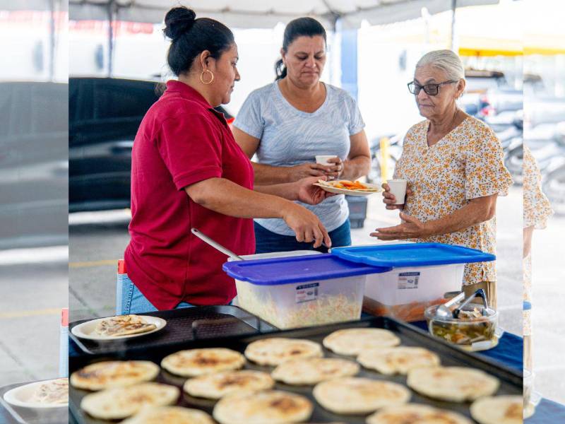 Los clientes y colaboradores disfrutaron de ricos bocadillos y un ambiente de confianza y familiaridad.