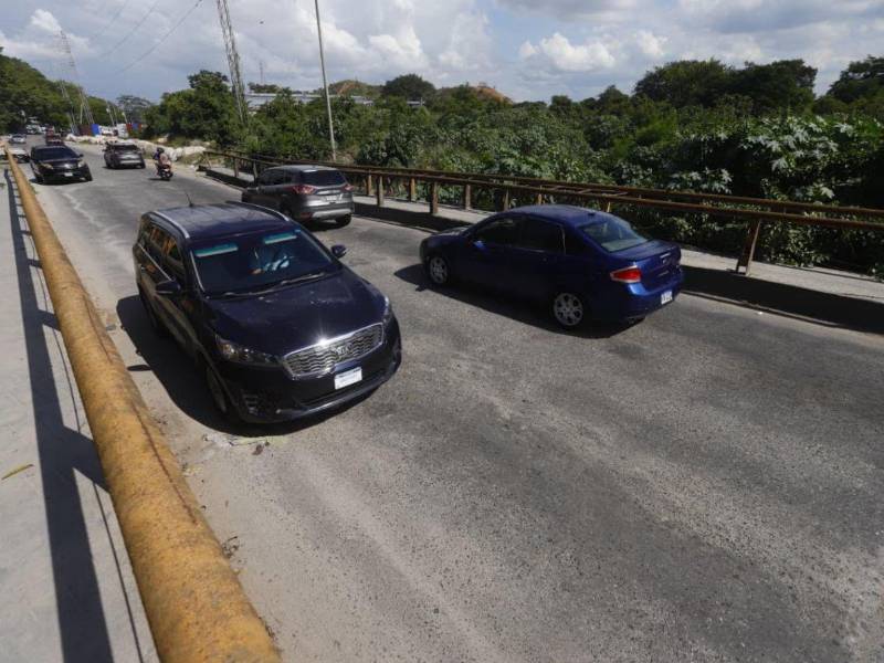 Por años los sampedranos han pedido la reparación del puente El Barón, pues se ubica en una zona transitada y cada día se sigue deteriorando.