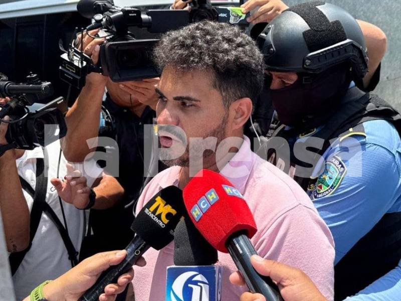 El sospechoso del triple crimen de El Cimarrón es trasladado a los tribunales de justicia.
