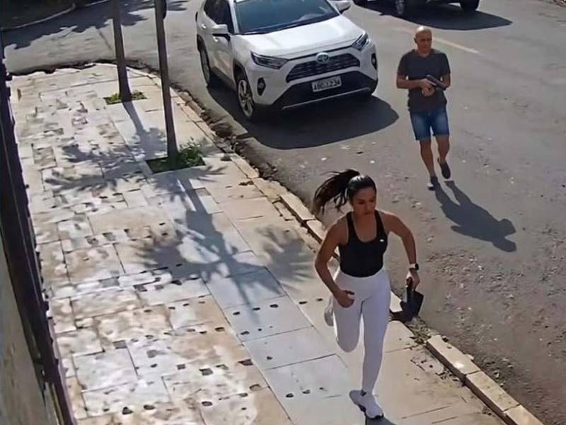 Los últimos momentos de Esmeralda Moronta de los Santos fueron captados por cámaras de seguridad de la zona, cuando intentaba escapar tras salir de la Fiscalía donde había denunciado a su expareja.