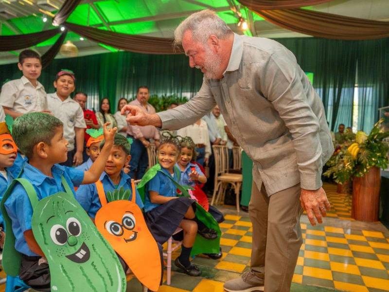 El alcalde Roberto Contreras lanzó por quinta vez el programa para beneficiar a los centros educativos y que los alumnos aprendan a cultivar.