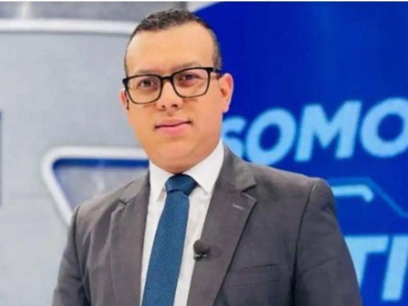 El periodista hondureño Alex Cáceres volvió a convertirse en tema de conversación en redes sociales luego de revelar, durante una transmisión, que una reconocida presentadora del canal HCH habría sido despedida.