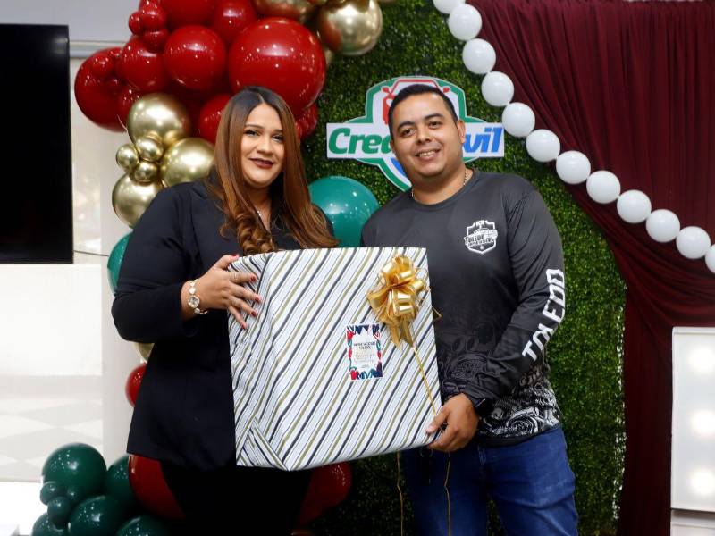 Rina Torres entregó un reconocimiento al representante de Importaciones Toledo, por ser uno de sus principales aliados comerciales.