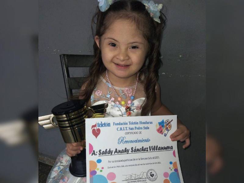 Fundación teletón entrega reconocimiento a Sabdy.