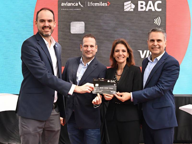 Carlos José Pardo, Diego Lipschitz, Viviana Martín y Gerald Miranda durante el lanzamiento de la tarjeta Avianca Lifemiles con Bac y Visa en Costa Rica.