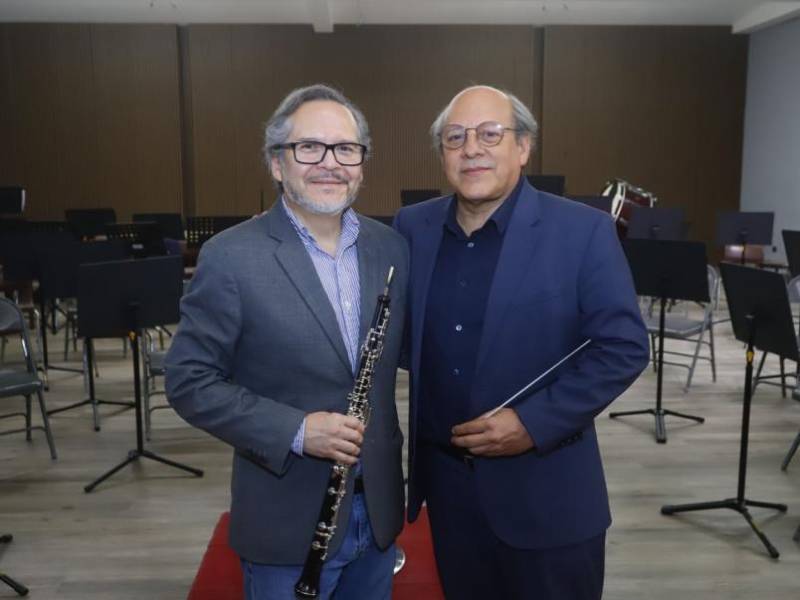 El oboísta salvadoreño-estadounidense Ricardo Castañeda junto al director artístico de la Escuela de Música de la Victoriano López, Jorge Luis Banegas.
