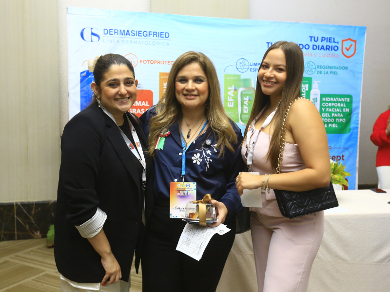 El congreso también es un espacio para estrechar lazos de amistad y compartir conocimientos con la nueva generación de médicos.