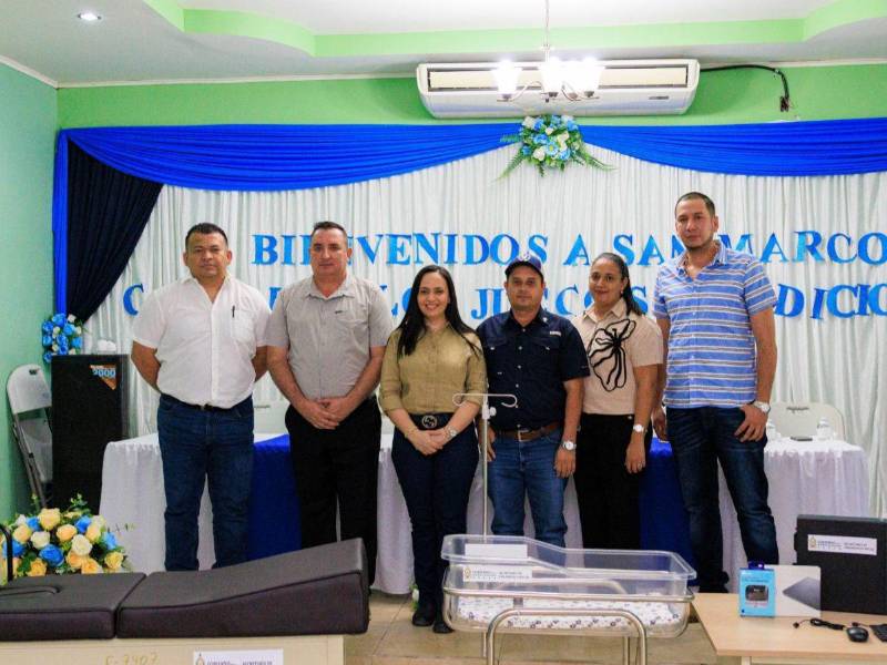 Los centros de salud recibieron camillas y otros equipos necesarios para su operatividad. Funcionarios de Sedesol y de instituciones beneficiadas durante la entrega.