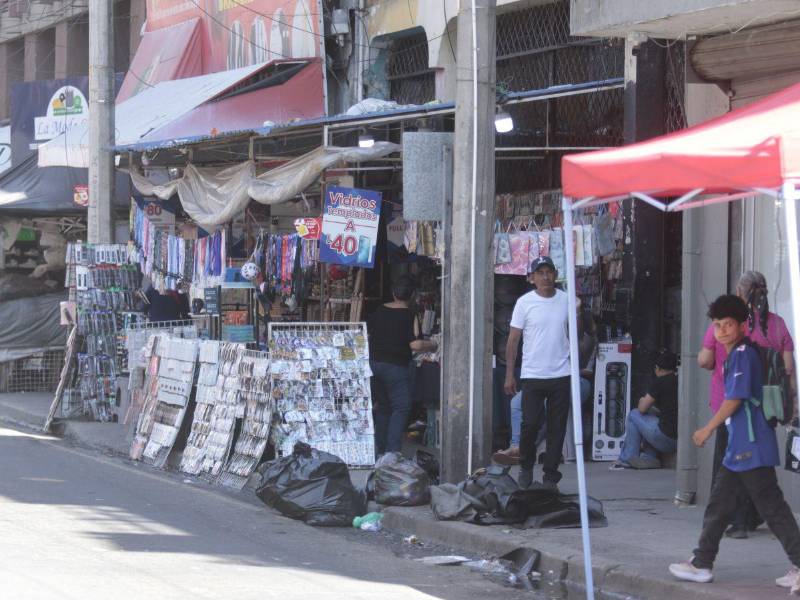 Basura, desorden y aceras tomadas es el diario vivir de los sampedranos que llegan al centro de la ciudad. El caos se extiende ya a otros puntos de la ciudad.