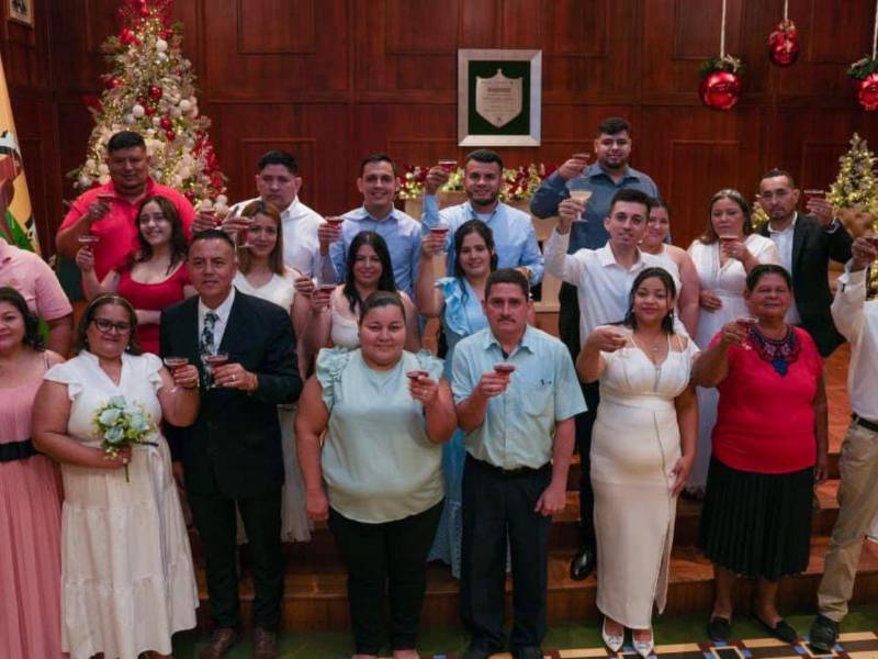 Las parejas brindaron por su felicidad y agradecieron la oportunidad de iniciar una nueva vida bajo la Ley.