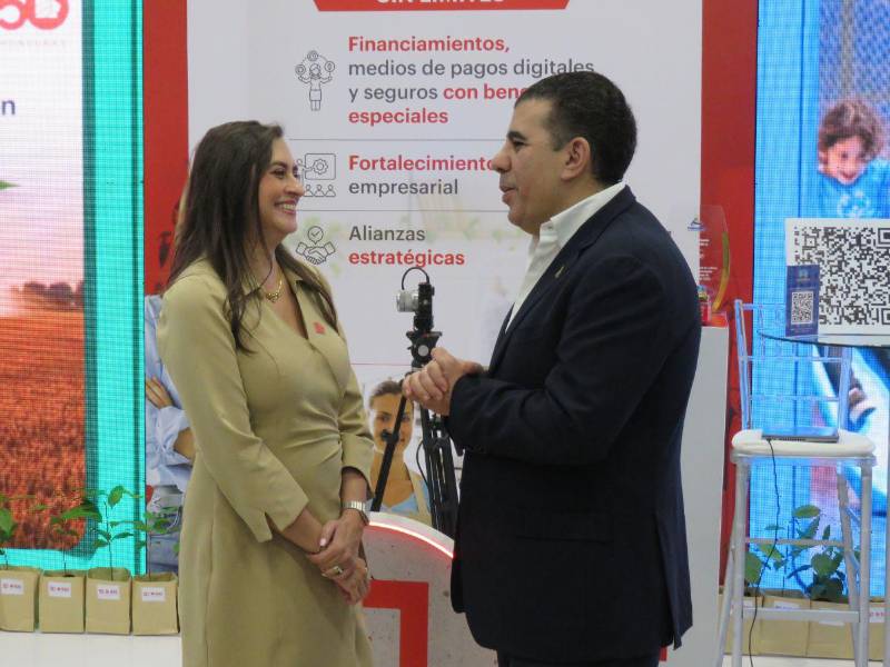 Valeria Ríos y Mario Faraj, Presidente de FUNDAHRSE.