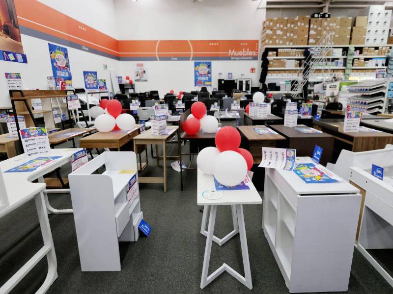 Para comodidad de los clientes, Office Depot ofrece una amplia varieda de muebles, ideales para realizar los trabajos escolares.