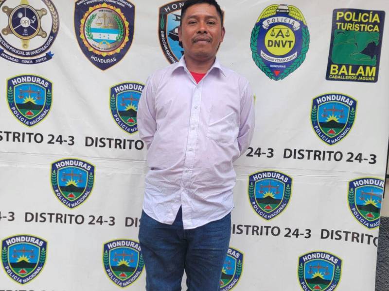 En un aparente ataque de celos, el sospechoso hirió a la pareja con un machete, por lo que enfrenta cargos por maltrato familiar agravado y lesiones graves.