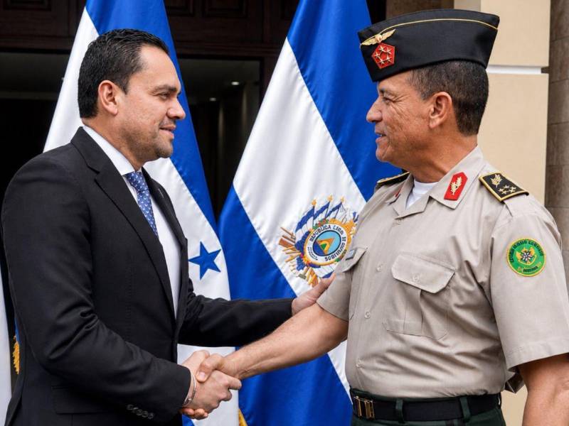 Tomás Zambrano, presidente del Congreso Nacional de Honduras, y Héctor Valerio Ardón, jefe del Estado Mayor Conjunto