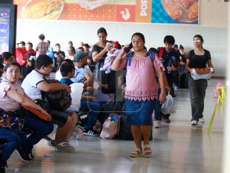 Alta afluencia de viajeros en la Gran Central de San Pedro Sula por el Feriado Morazánico.