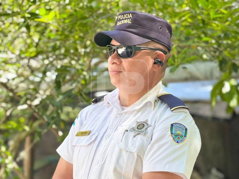 Agentes de la Policía Turística mantienen presencia preventiva en el aeropuerto Ramón Villeda Morales.