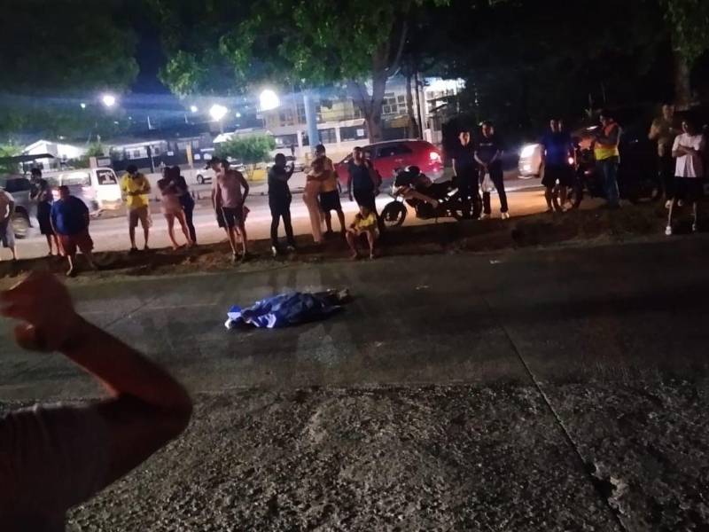 El cuerpo de Isaac Mencía quedó sobre el pavimento tras ser atropellado por un vehículo pesado.
