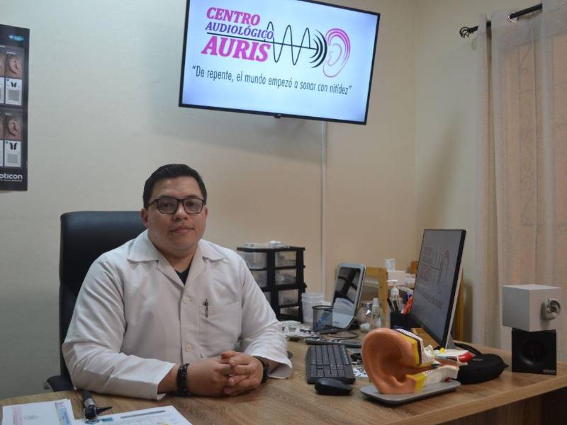 Doctor Fernando Castro, audiólogo, atendió a los pacientes que llegaron al Open House del Centro Audiológico Auris.