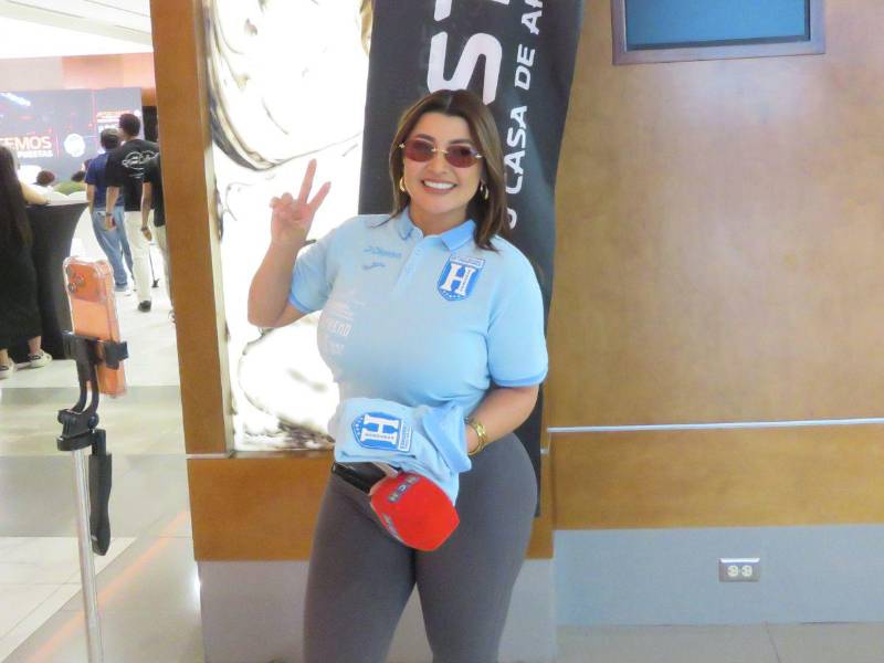 Milagro Flores, capitana del equipo femenino, posa para el lente de LA PRENSA.