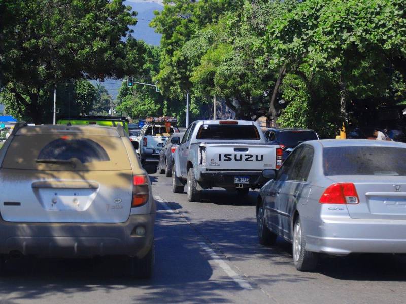A mediados de 2023, el Instituto de la Propiedad (IP) se quedó sin placas metálicas y comenzó a emitir permisos provisionales de papel. Actualmente, la mora alcanza un millón de carros y motos sin placas.