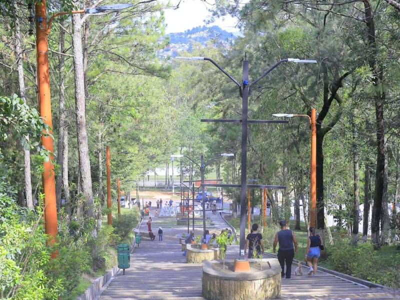 El occidente también recibió a turistas que recorrieron distintos destinos durante los días de descanso.