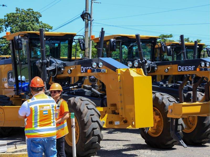 Las motoniveladoras y tractores de la marca John Deere se encuentran en San Pedro Sula y Tegucigalpa, el Gobierno Central es quien se encargará de la distribución.