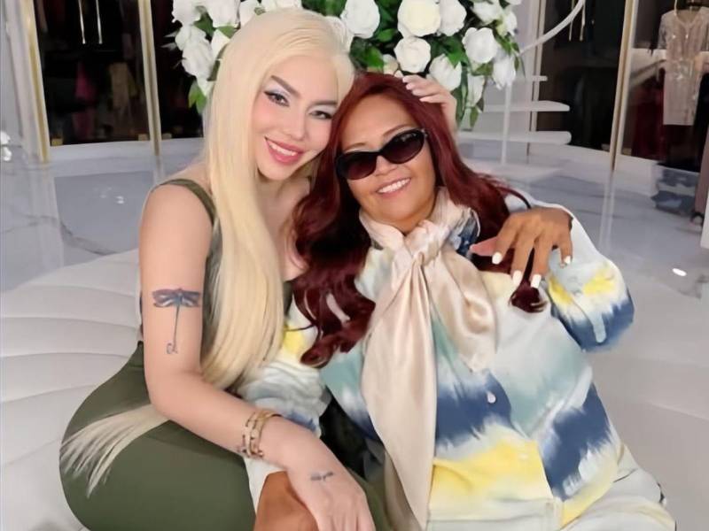 La influencer Sol León junto a su ahora fallecida madre Lula.