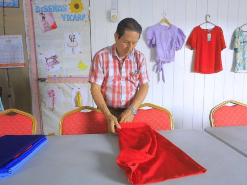 Victorino Carranza conversa con el equipo de LA PRENSA en su taller de costura.