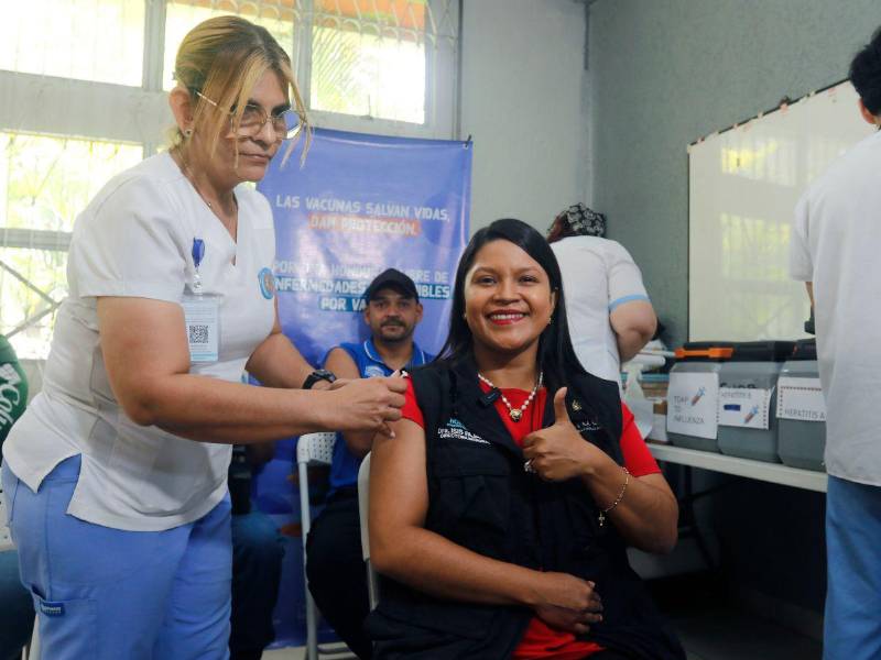 La doctora Isis Fajardo, jefa de la Región Sanitaria de Cortés, se aplica la vacuna contra el sarampión durante la jornada de prevención.