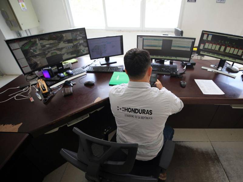 Dos empleados permanecen día y noche, los 365 días del año, para el resguardo de equipo y garantizar la operatividad de la represa.