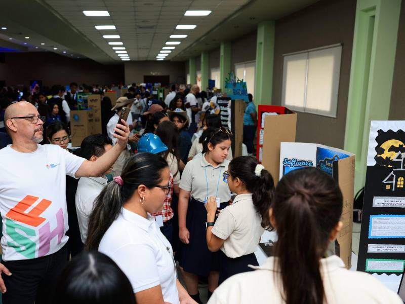 Docentes especializados evalúan proyectos en áreas STEM.