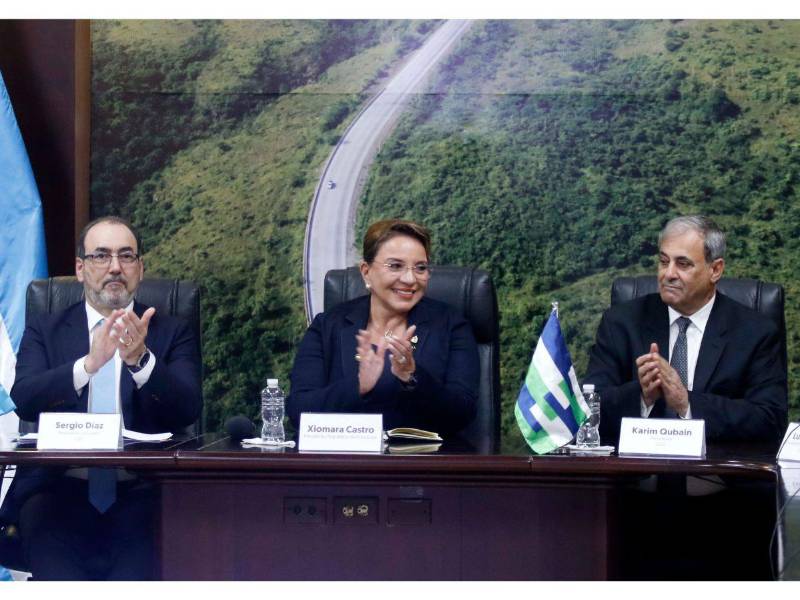 El presidente ejecutivo del CAF, Sergio Díaz, la presidenta de Honduras, Xiomara Castro y el Presidente de la CCIC, Karim Qubain, en la firma del préstamo.