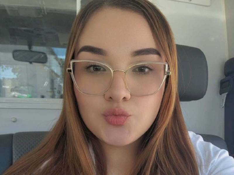El caso de la doctora Mariam Elisa Morales Donaire, de 23 años, estaría vinculado a problemas sentimentales y familiares que la habrían llevado a buscar refugio en un hotel de la ciudad de Granada, donde posteriormente fue localizada en estado crítico.
