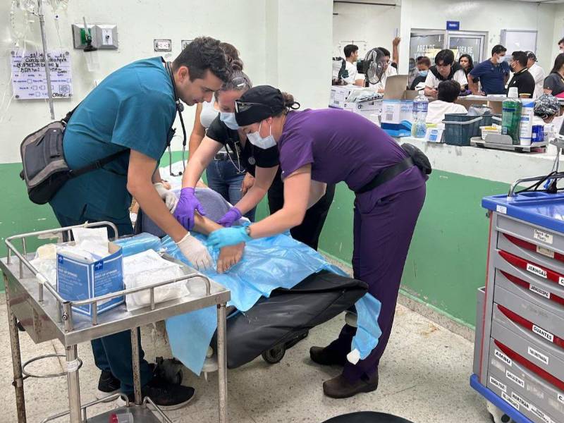 Paramédicos de la Fuerza Naval atienden a un paciente en la sala de urgencias del hospital Mario Catarino Rivas.