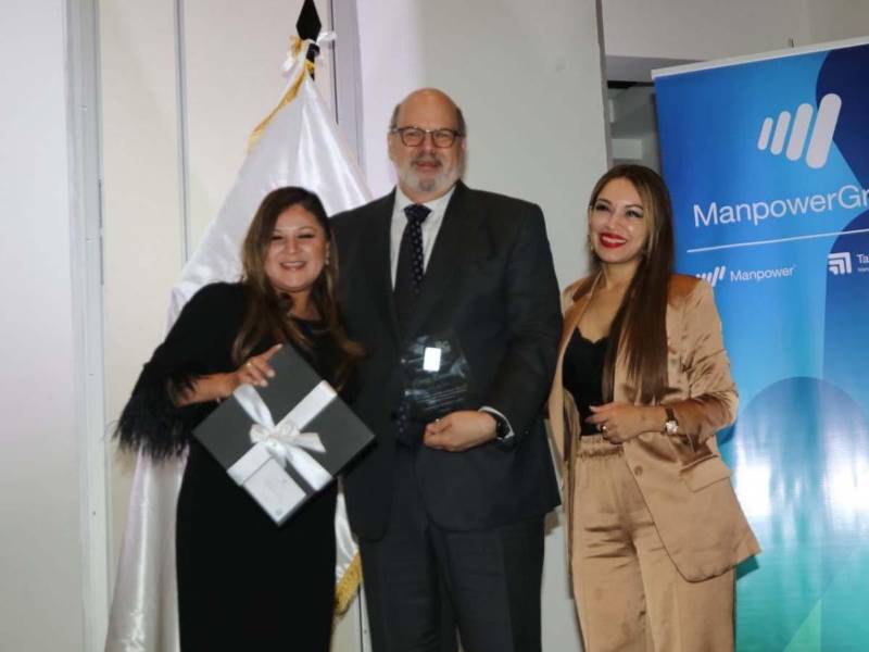 Jorge Canahuati Larach, presidente de Grupo OPSA, recibe el reconocimiento por su trayectoria empresarial y su aporte al desarrollo de Honduras y Centroamérica.