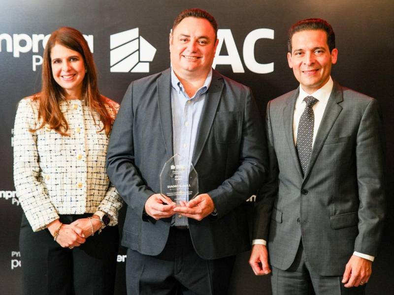 Melissa Stefan, Vicepresidente Banca de Empresas Regional; David Valle/ Propietario de Diagro; y Carlos Handal, Presidente Ejecutivo BAC Honduras.