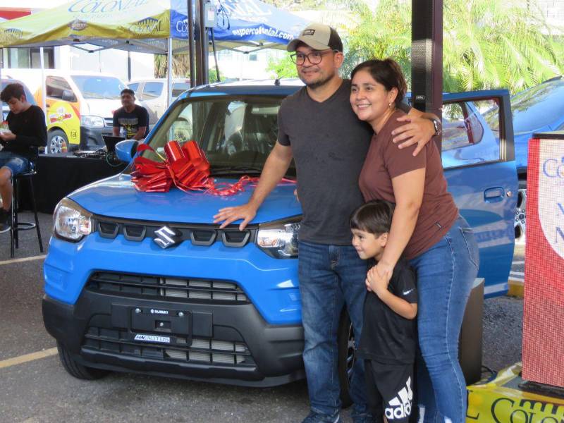 Juan José Escobar celebró su premio junto con su familia.